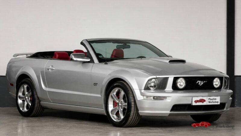 Ford Mustang GT Cabriolet V8 – 80 500 km – Intérieur Rouge – Dynomax – Suivi complet