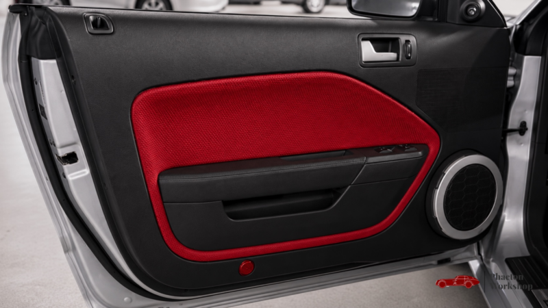 Ford Mustang GT Cabriolet V8 – 80 500 km – Intérieur Rouge – Dynomax – Suivi complet