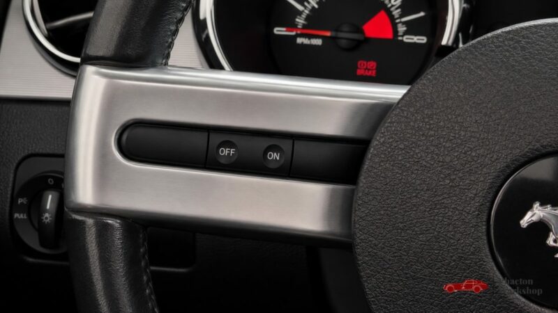 Ford Mustang GT Cabriolet V8 – 80 500 km – Intérieur Rouge – Dynomax – Suivi complet