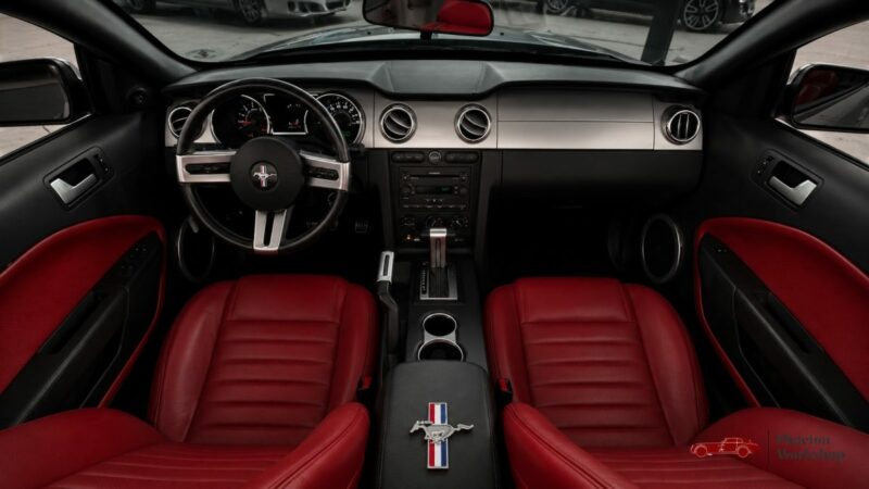 Ford Mustang GT Cabriolet V8 – 80 500 km – Intérieur Rouge – Dynomax – Suivi complet