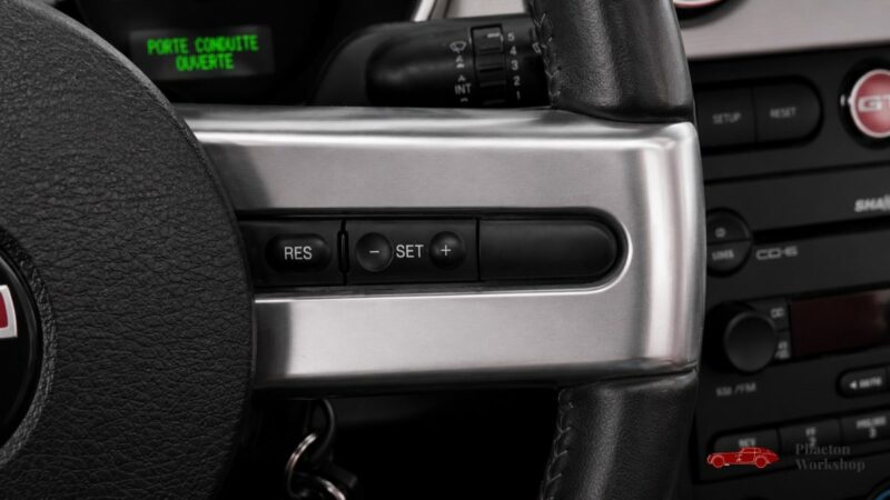 Ford Mustang GT Cabriolet V8 – 80 500 km – Intérieur Rouge – Dynomax – Suivi complet