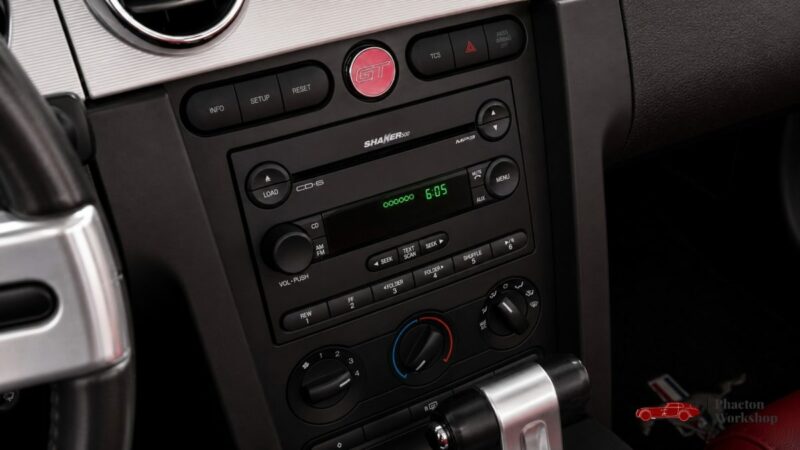 Ford Mustang GT Cabriolet V8 – 80 500 km – Intérieur Rouge – Dynomax – Suivi complet