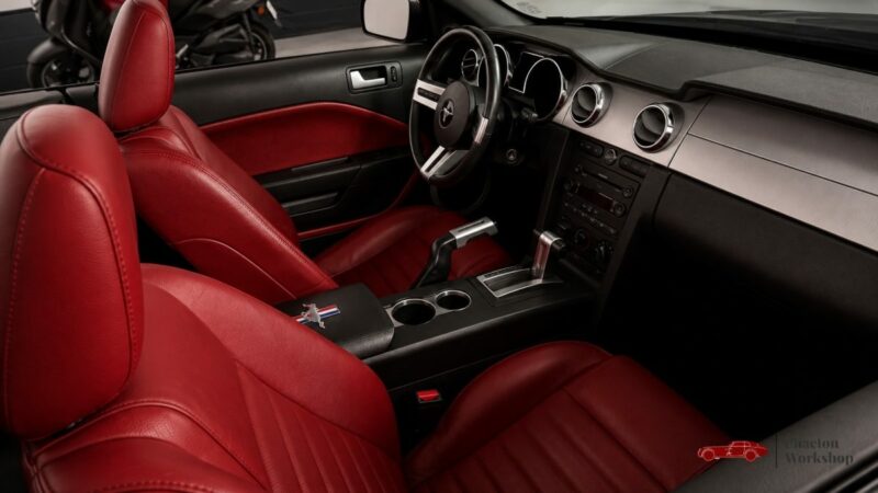 Ford Mustang GT Cabriolet V8 – 80 500 km – Intérieur Rouge – Dynomax – Suivi complet