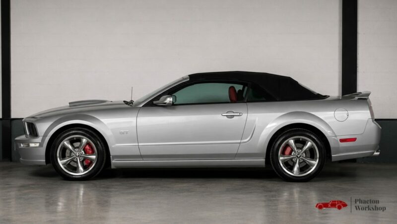 Ford Mustang GT Cabriolet V8 – 80 500 km – Intérieur Rouge – Dynomax – Suivi complet