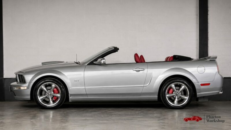 Ford Mustang GT Cabriolet V8 – 80 500 km – Intérieur Rouge – Dynomax – Suivi complet