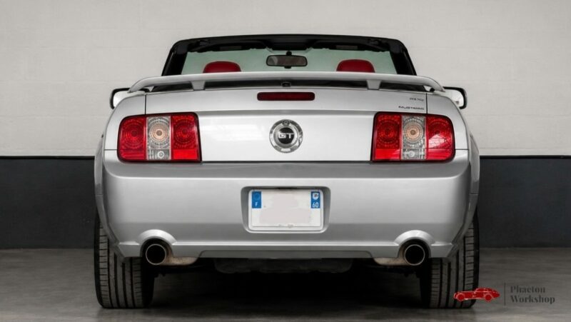 Ford Mustang GT Cabriolet V8 – 80 500 km – Intérieur Rouge – Dynomax – Suivi complet