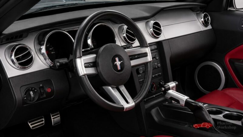 Ford Mustang GT Cabriolet V8 – 80 500 km – Intérieur Rouge – Dynomax – Suivi complet