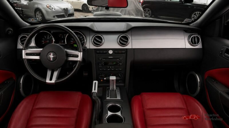 Ford Mustang GT Cabriolet V8 – 80 500 km – Intérieur Rouge – Dynomax – Suivi complet